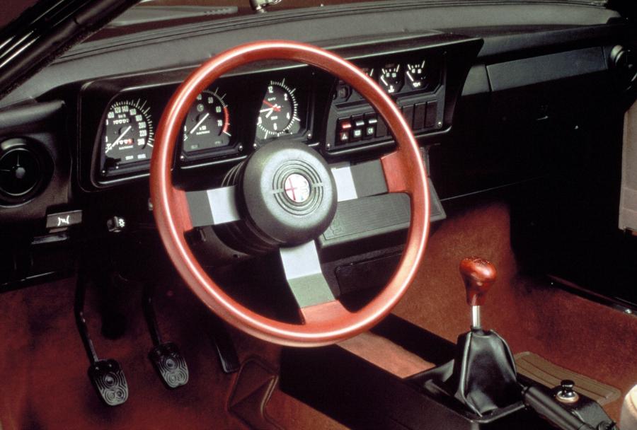 Торпедо Alfa Romeo GTV 6 2.5 (116) 1980 года  (WW) (фото 10 из 18)